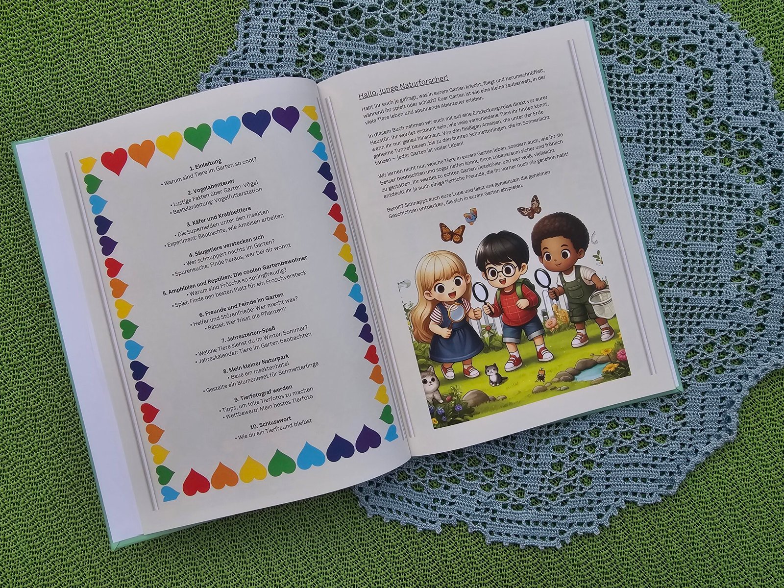 Aufgeschlagenes Buch Tierwelt im heimischen Garten mit Inhaltsverzeichnis und jungen Naturforschern